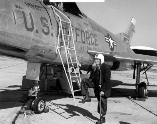 Florida’s last Civil War veteran, Bill Lundy, poses with a jet fighter, 1955